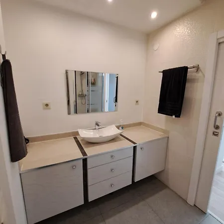 Modern 2 Bedroom Corner Unit In The Heart Of Apartament *